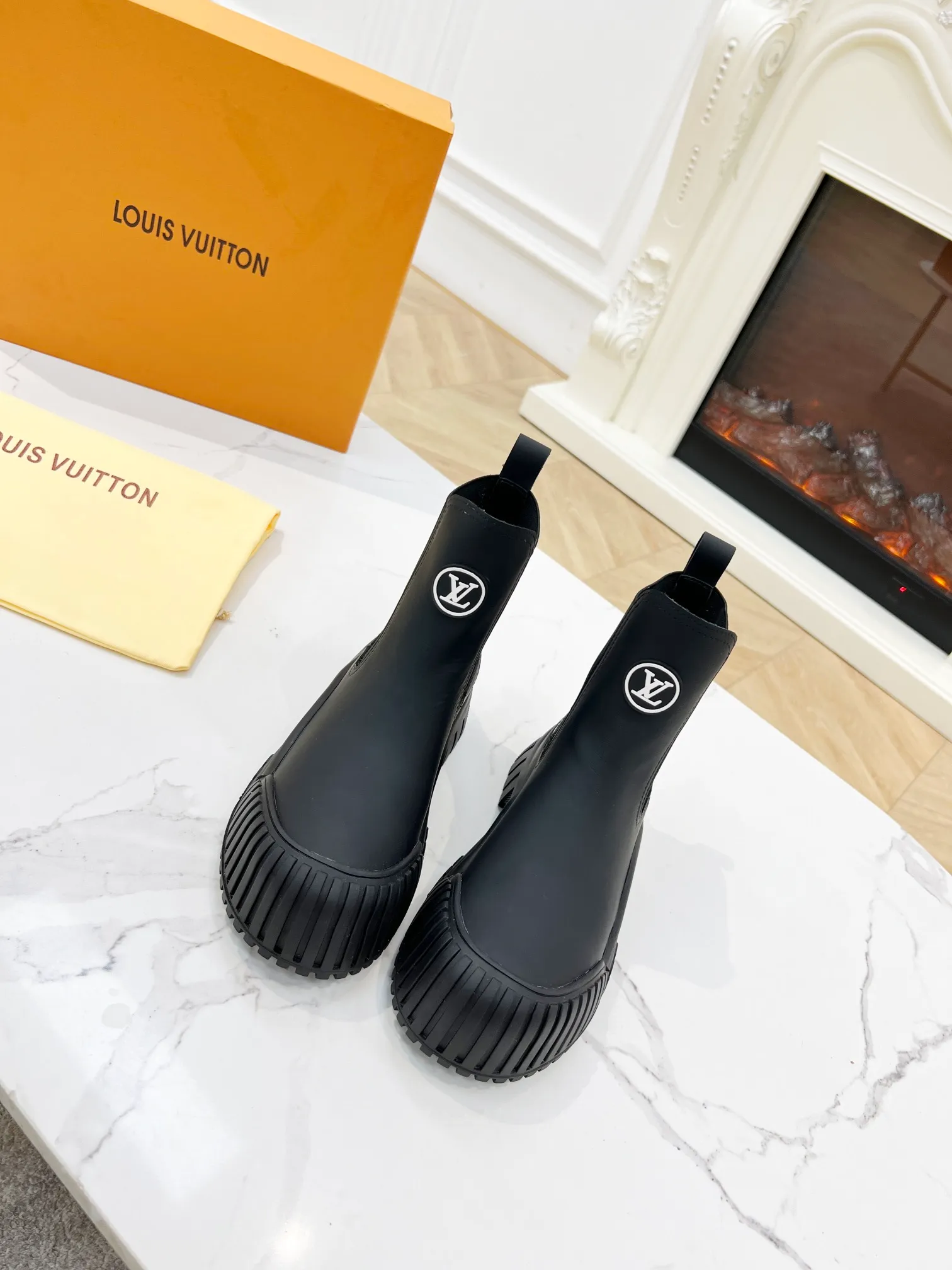 👟👟Ex-factory price 560👟👟 🔥🔥🔥Louis Vuitton 2024 catwalk new model, high-end customization, 1:1 replica, major celebrity internet celebrity catwalk style, a century-old classic, comfortable on the foot, with Louis Vuitton logo embossed leather label and wear-resistant leather outsole.  Fabric: open-edge beaded cowhide, LV presbyopic leather, black cowhide, white cowhide. Lining: sheepskin. Code number 35 to 40 (41 can be customized and non-returnable). Bosses are welcome to order.